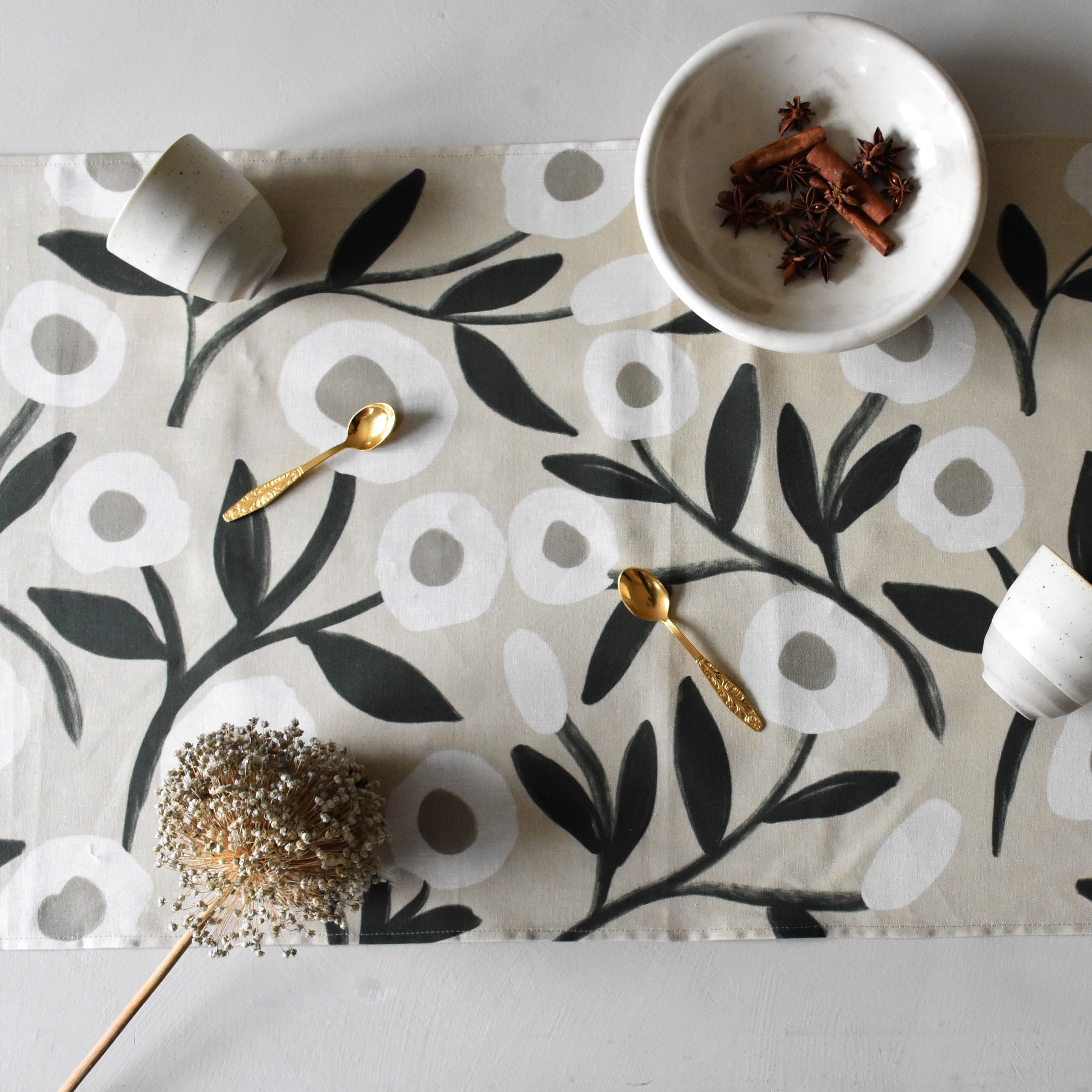 Table runner - Daisies (dark green)