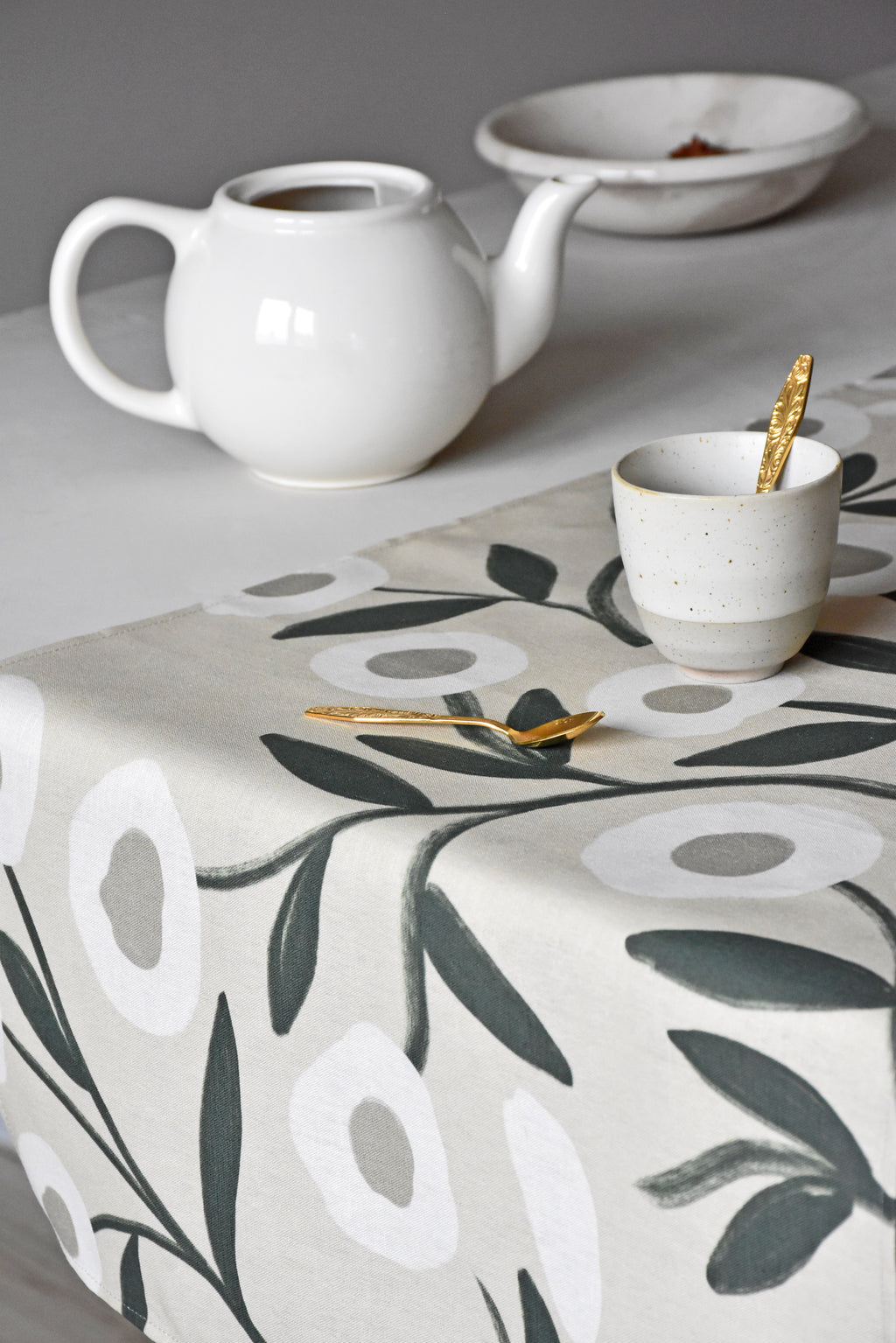 Table runner - Daisies (dark green)