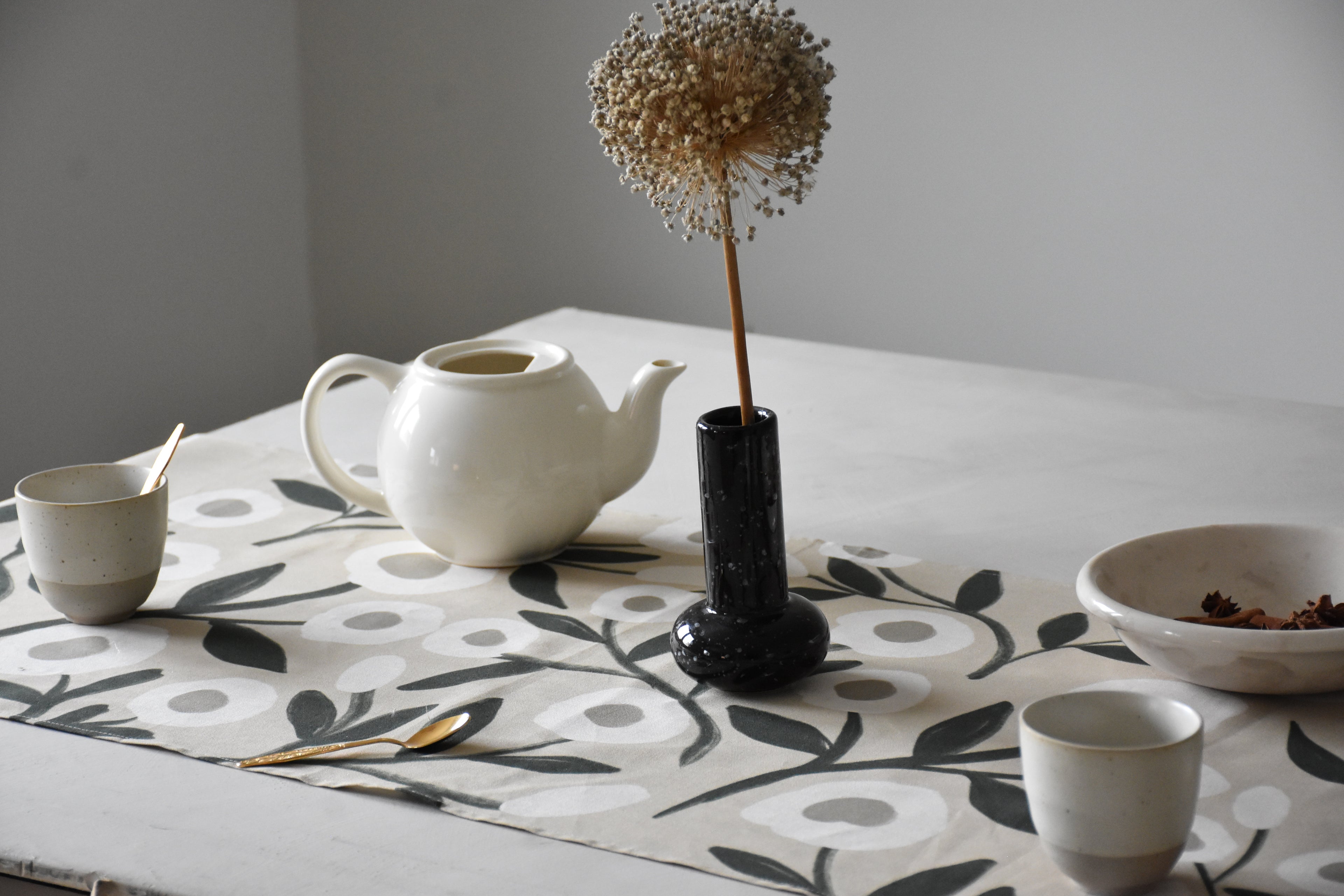 Table runner - Daisies (dark green)