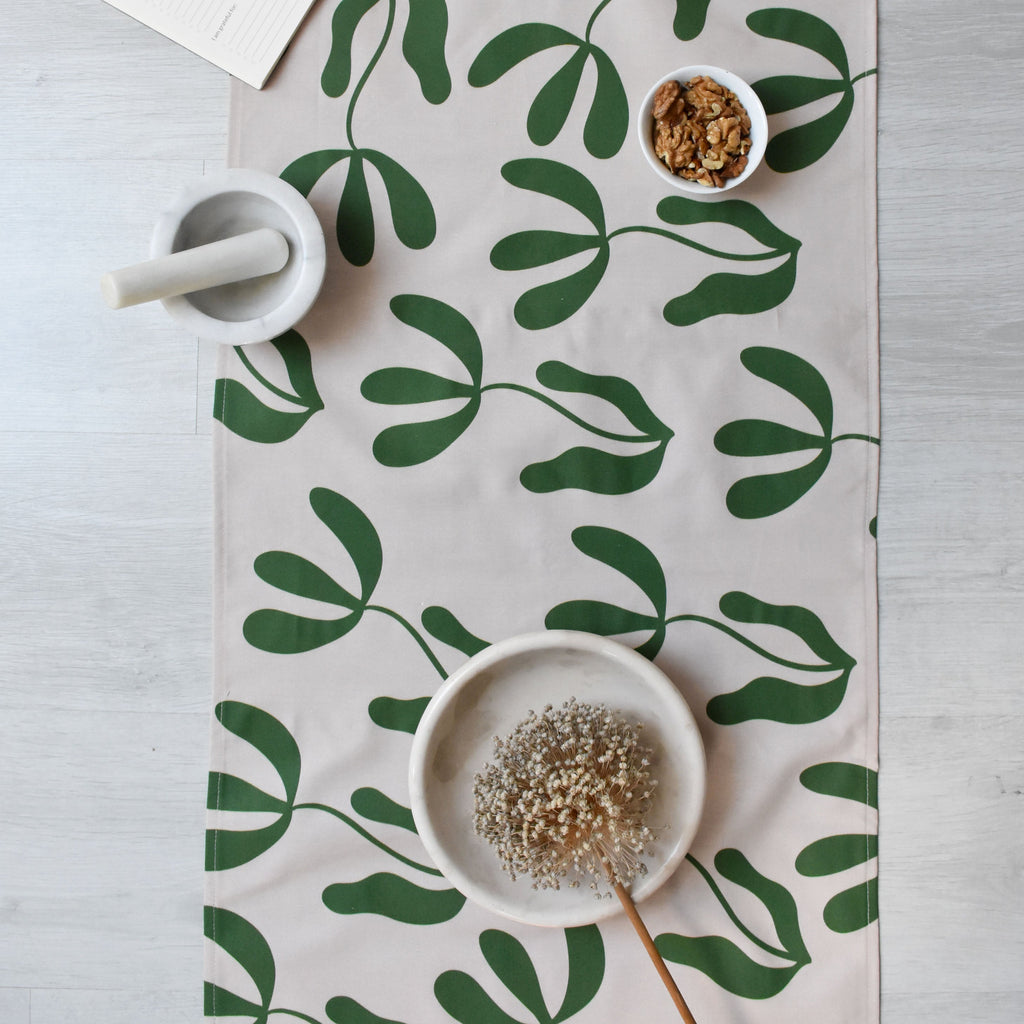 Table runner -Leaves
