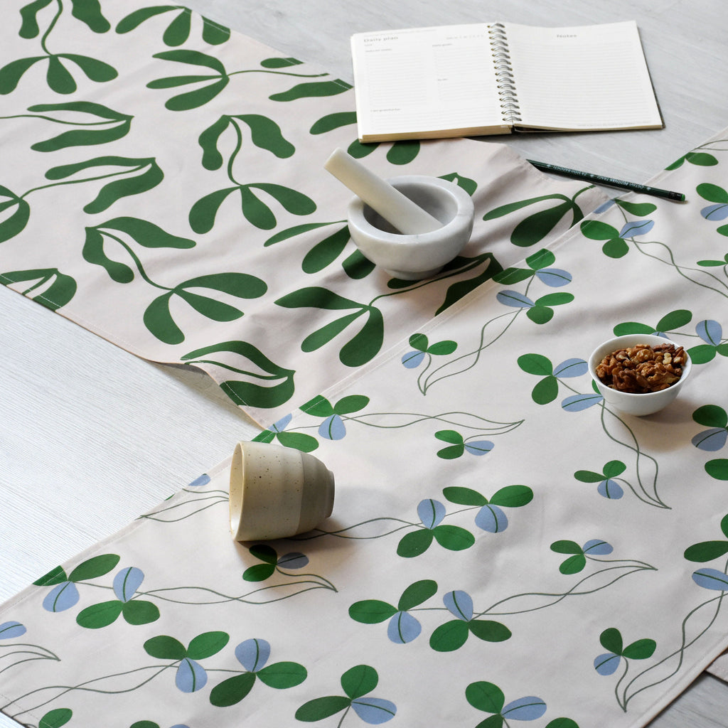 Table runner -Leaves