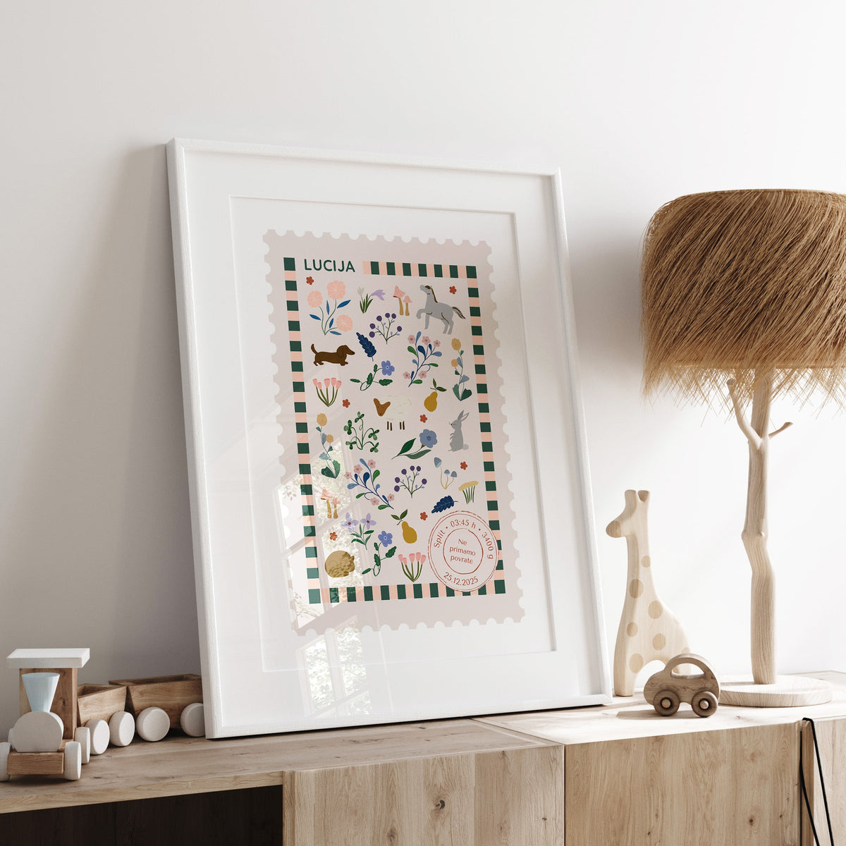 Nova pošiljka – Konjić, personalizirani print za bebu unisex | Poštanska marka rođenja